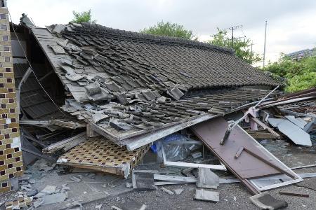 　地震で倒壊した家屋＝７月、熊本県宇城市