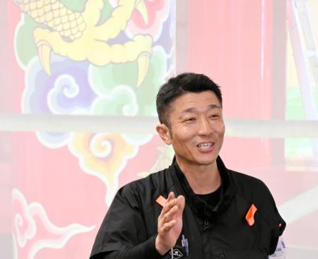 　再建工事の進む首里城正殿の塗装に携わった森田哲也さん＝４日、那覇市