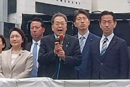 　街頭演説する公明党の斉藤代表（中央）＝２日午前、東京・ＪＲ池袋駅前