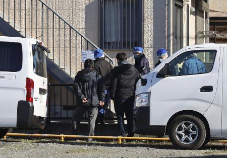 　現場のアパートを調べる捜査員ら＝１日、水戸市