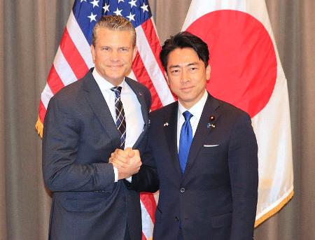 　会談前に写真撮影に応じる小泉防衛相（右）とヘグセス米国防長官＝２８日、フィリピン中部セブ（共同）