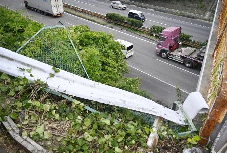 　東名高速道路に車が転落した現場の折れ曲がったガードレール＝２日、浜松市中央区