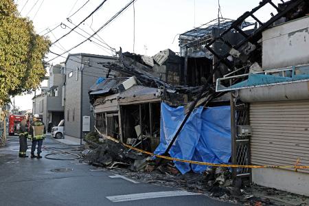 　大阪府守口市の住宅火災現場＝１３日午前７時４１分