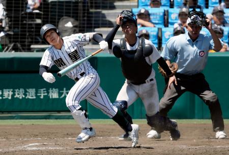 　開星―宮崎商　タイブレークの１０回裏開星無死満塁、前田がサヨナラの中犠飛を放つ。捕手水谷＝甲子園
