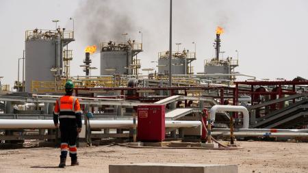　イラク南部バスラの油田＝６日（ロイター＝共同）