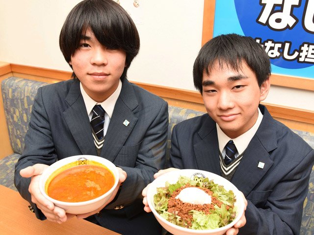 考案した新メニューの試作品を紹介する清凌高校の布袋倭さん（左）と佐竹友真さん＝大垣市上面、サンコック大垣本店
