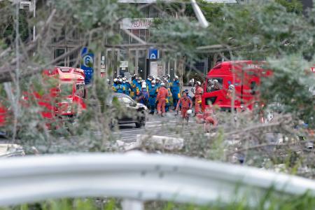 　爆発のあったイオンモール熊本で活動する警察官や消防隊員ら＝２９日午前６時６分、熊本県嘉島町