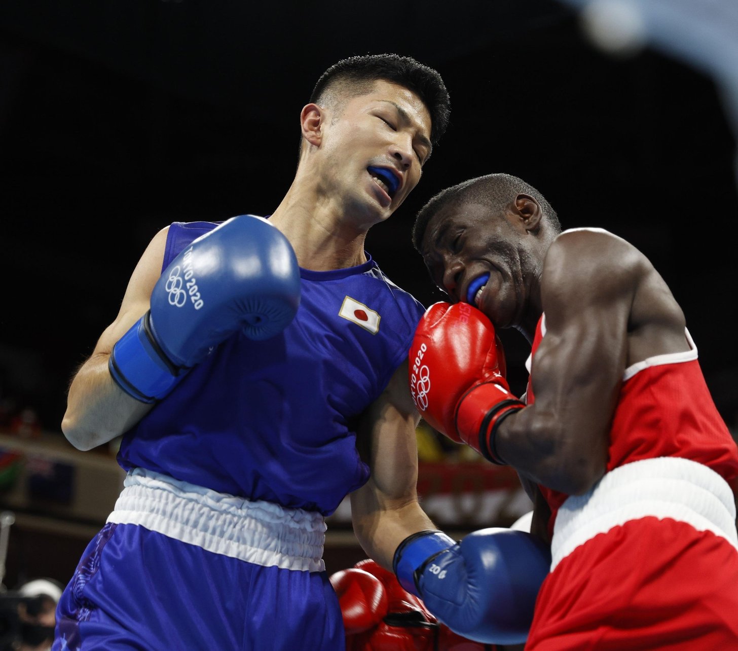 男子フライ級準々決勝　１回、コロンビア選手（右）を攻める田中亮明＝両国国技館