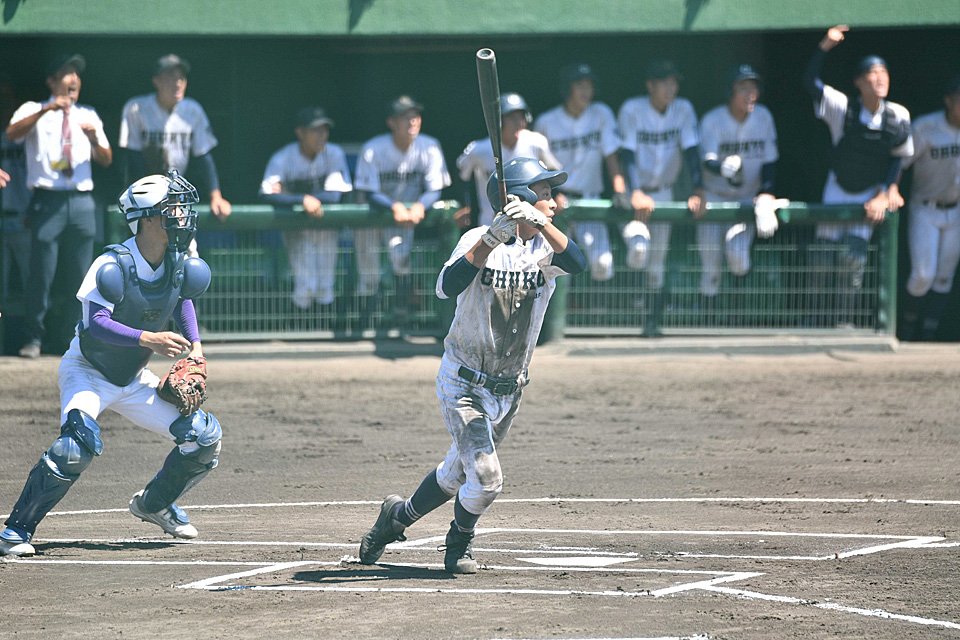 天理×中京＝１回表中京無死、田口が中前打を放つ＝明石トーカロ球場
