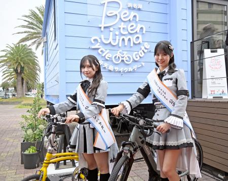 　開業した「弁天島サイクルゲート」で笑顔を見せる、ＳＫＥ４８の荒野姫楓さん（右）と赤堀君江さん＝３１日午前、浜松市中央区
