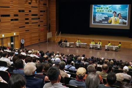 　大阪維新の会の大阪市議団が開いた「大阪都構想」に関する市民との対話集会＝５日午後、大阪市城東区