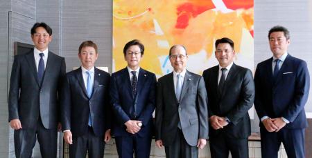 　「球心会」の会合に出席した（右から）上原浩治さん、井口資仁さん、王貞治さん、栗山英樹さん、立浪和義さん、岩隈久志さん＝１０日、東京都内