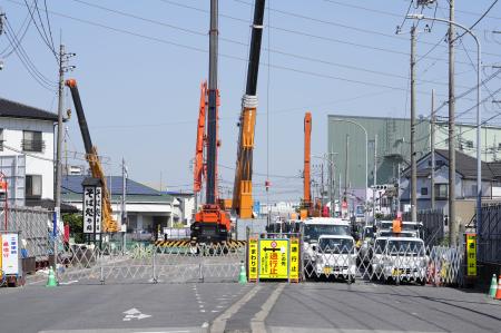 　県道が陥没しトラックが転落した事故現場周辺＝３０日午後、埼玉県八潮市