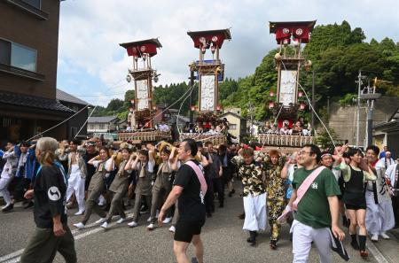 　「あばれ祭」が始まり、石川県能登町内を巡行するキリコ＝３日午後