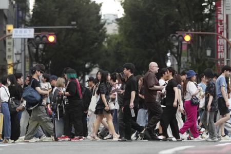 　東京・渋谷を行き交う人たち。総務省が発表した人口動態調査によると日本人の人口は４２年ぶりに１億２千万人を下回った＝２６日