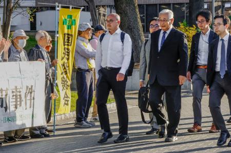 　「日野町事件」の再審公判に向けた３者協議のため、大津地裁に向かう阪原弘次さん（右から３人目）＝１５日午後、大津市