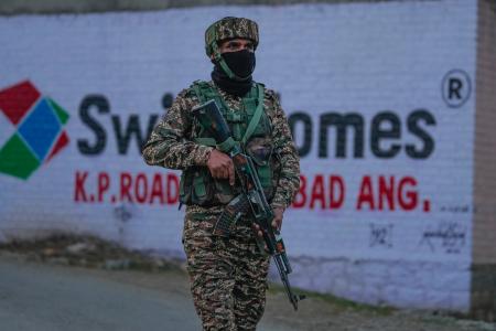 　２２日、係争地カシミール地方のインド・パハルガム周辺で、武装集団による発砲事件を受け警戒する治安当局者（ＡＰ＝共同）