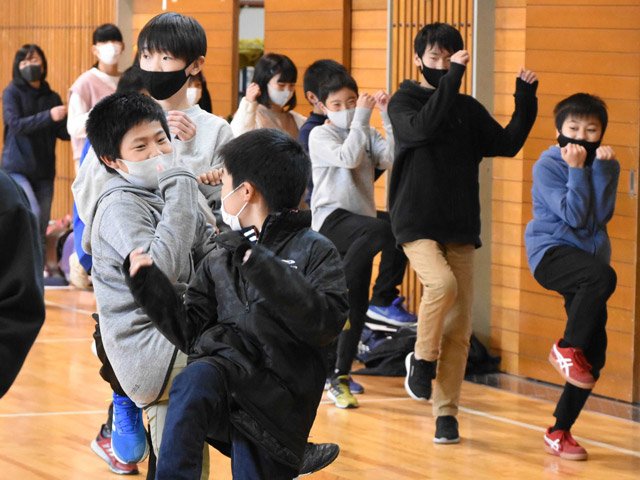 「べたべた踊り」を学ぶ児童たち＝昨年１１月、高山市新宮町、新宮小学校