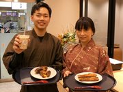 蜜芋などの看板メニューを紹介する山村和恵さん（右）と栞司さん＝羽島市福寿町平方、岐阜羽島駅