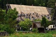 ５年ぶりに結で行われたかやぶき屋根のふき替え＝１３日午後、大野郡白川村荻町、明善寺庫裏