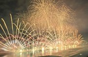 ぎふ長良川花火大会のフィナーレを飾ったウルトラスターマイン＝１１日午後８時４１分、岐阜市の長良川