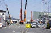 　県道が陥没しトラックが転落した事故現場周辺＝３０日午後、埼玉県八潮市