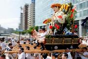 　「集団山笠見せ」で福岡市中心部を駆け抜ける「中洲流」の舁き山笠＝１３日午後