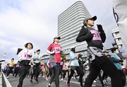 岐阜市役所前をスタートする女性ランナーたち＝１９日午前９時６分、岐阜市美江寺町