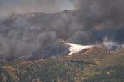　航空機による山火事の消火作業＝２４日、スペイン・アビラ県（ＡＰ＝共同）