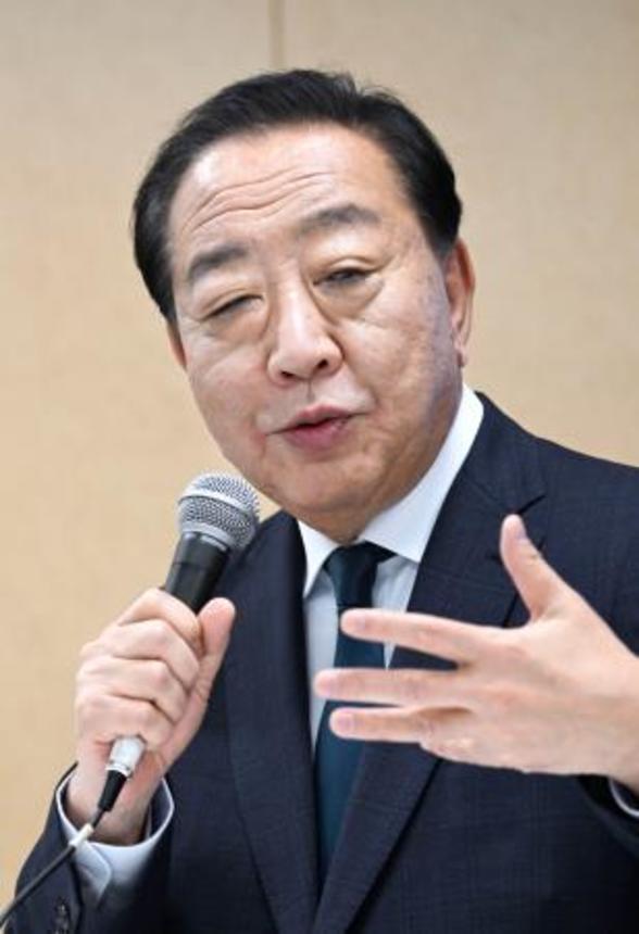 　報道各社のインタビューに答える中道改革連合の野田共同代表＝２５日午後、東京・永田町