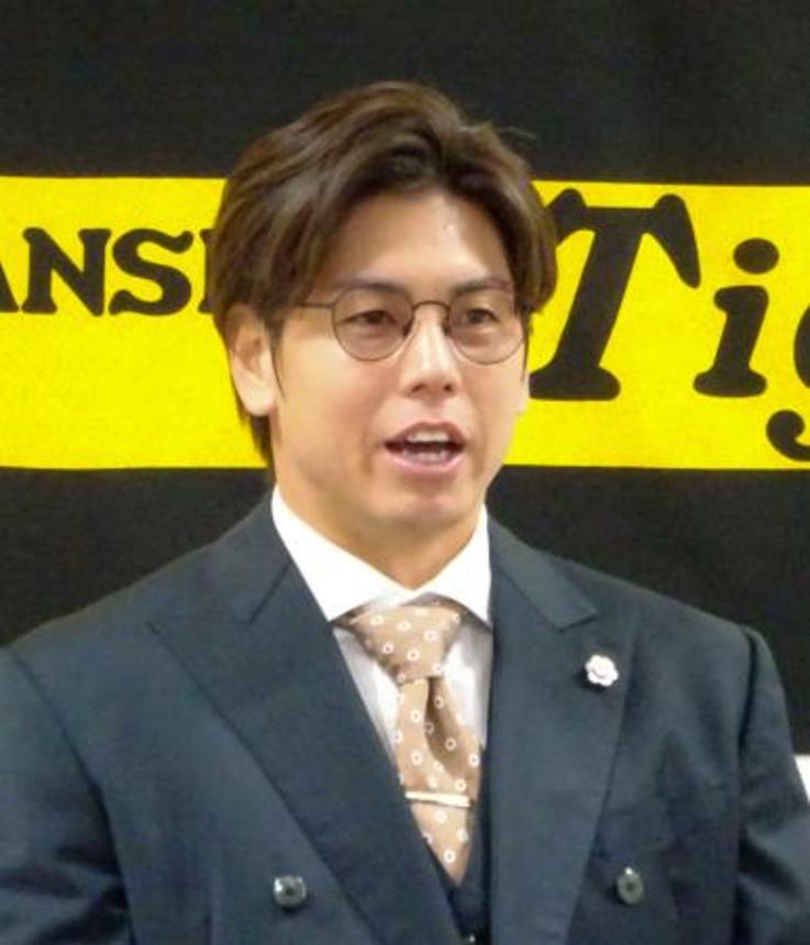 　契約更改交渉を終え、記者会見する阪神・梅野＝１７日、兵庫県西宮市の球団事務所