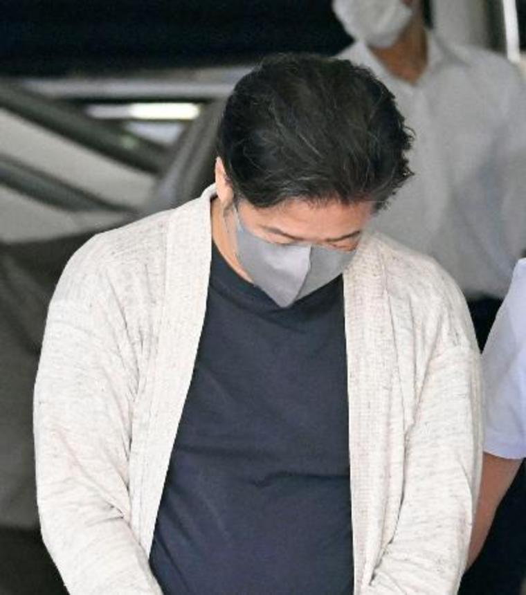 　千葉中央署に入る高橋仁一容疑者＝１９日午後０時２０分ごろ