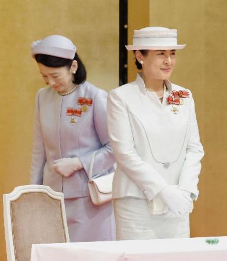 　第５０回フローレンス・ナイチンゲール記章の授与式に出席された皇后さまと秋篠宮妃紀子さま＝３１日午後、東京都港区