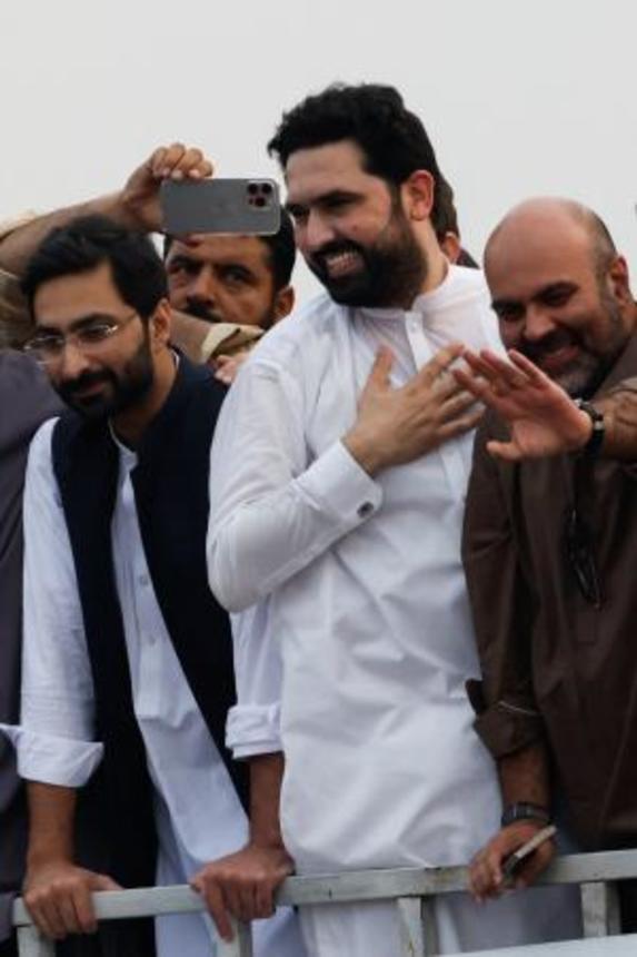 　パキスタンのカイバル・パクトゥンクワ州で抗議デモをするアフリディ同州首相（右から２人目）＝８日（ロイター＝共同）