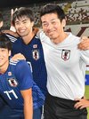 ２０１９年のユニバーシアード代表時の三笘薫選手とコーチとして帯同した小井土正亮さん（右）©ＪＵＦＡ／Ｒｅｉｋｏ　ＩＩＪＩＭＡ