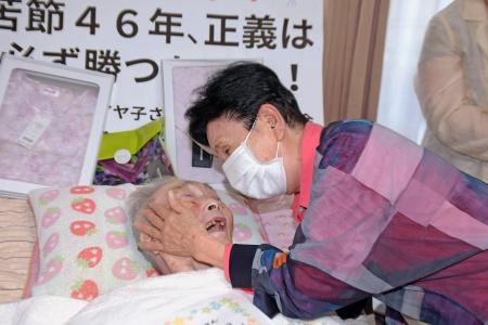 　原口アヤ子さん（左）と面会する袴田ひで子さん＝１５日午前、鹿児島県（代表撮影）