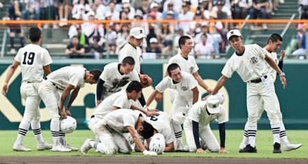 　沖縄尚学に敗れ肩を落とす日大三ナイン。右手前は三木監督＝甲子園