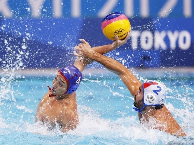 日本―イタリア　第２ピリオド、シュートを放つ志賀（４）＝東京辰巳国際水泳場