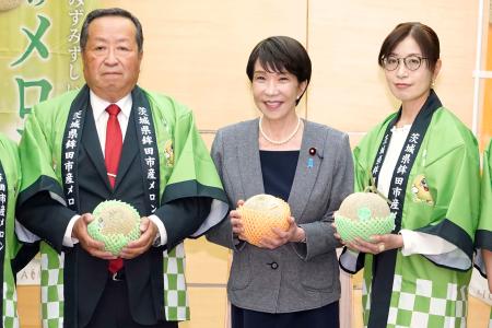 　茨城県鉾田市のメロンを贈られ、記念写真に納まる高市首相（中央）ら＝２９日午後、首相官邸
