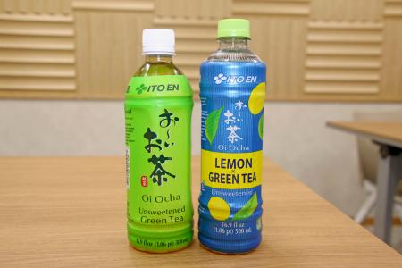 　伊藤園が米国で発売する「お〜いお茶　ＬＥＭＯＮ　ＧＲＥＥＮ」。左は通常の「お〜いお茶」