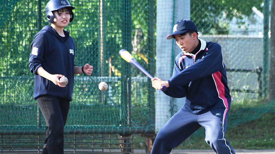 練習でノックする立木啓太さん＝大垣市中川町、大垣北高校