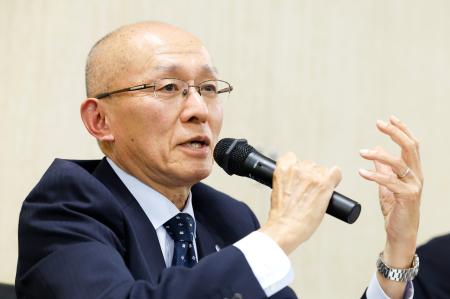 　提訴後に記者会見する高羽悟さん＝３０日午後、名古屋市