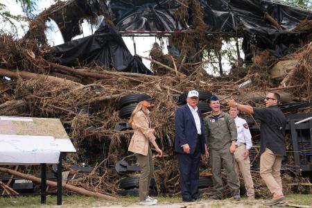 　１１日、米テキサス州カー郡カービルの被災地を視察するトランプ大統領（左から２人目）（ＡＰ＝共同）