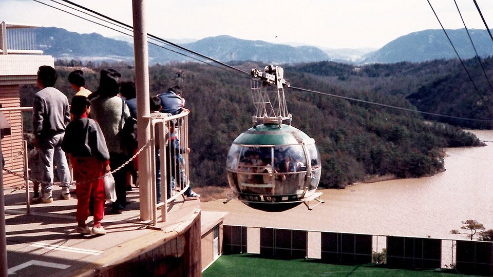 週末は利用客が長い列をつくったロープウェイ＝中津川市蛭川、恵那峡ランド、１９８５年撮影