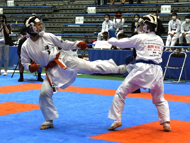 空手女子組手個人決勝＝中段蹴りでポイントを奪う寺沢紗良（左）＝富山県上市町総合体育館