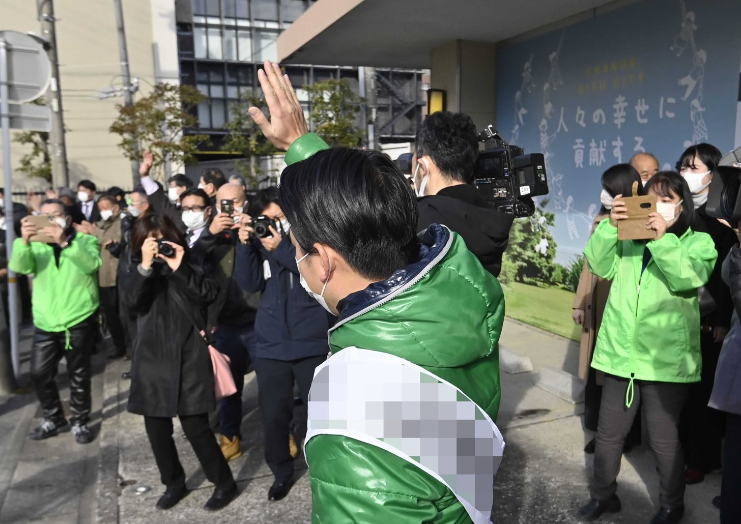 岐阜市長選が告示され、出陣式後に手を振る候補者＝３０日午前９時２２分、岐阜市内