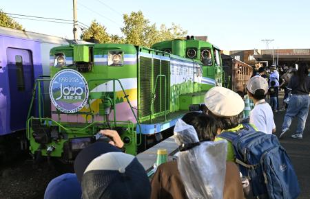 　ＪＲ富良野駅で大勢の人に囲まれ出発を待つ「富良野・美瑛ノロッコ号」の最終列車＝２３日午後