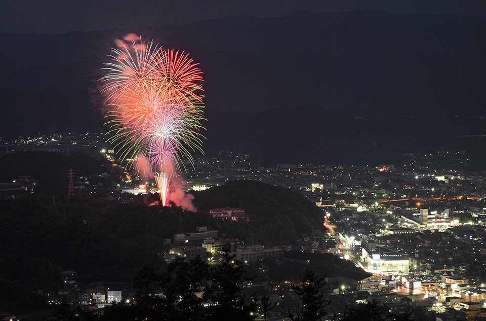 夜空を彩った飛騨高山市民花火大会のスターマイン＝１日午後７時３２分、高山市内（撮影・堀尚人）