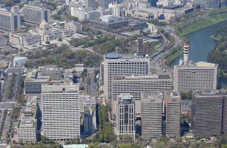 　霞が関の官庁街（手前）。左奥は国会議事堂＝２０１６年、東京都千代田区