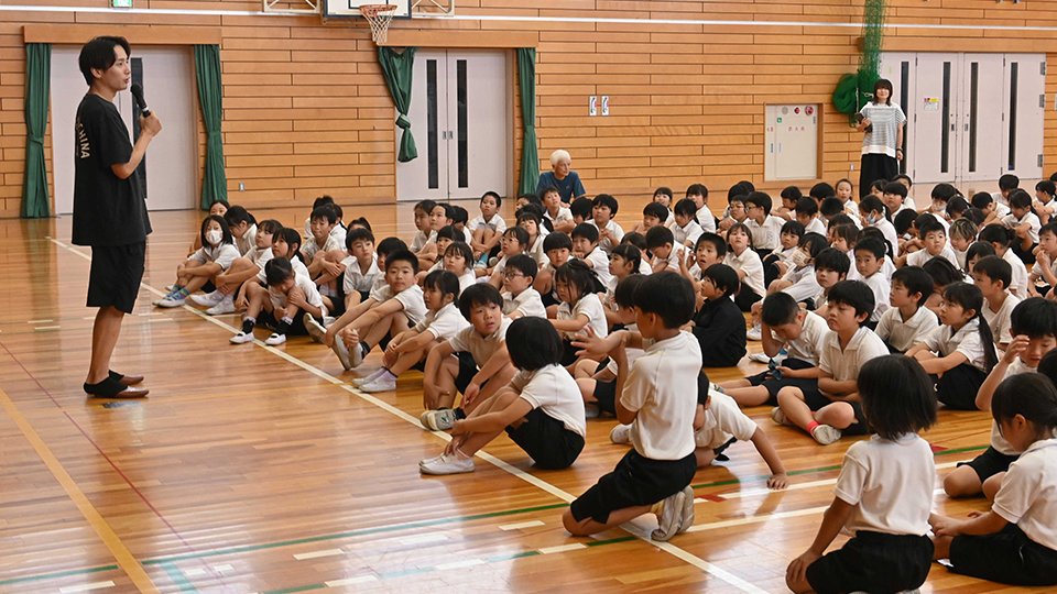 「現実世界でやらないことはインターネットでもしては駄目」と呼びかけるたろにぃさん＝神戸町神戸、神戸小学校